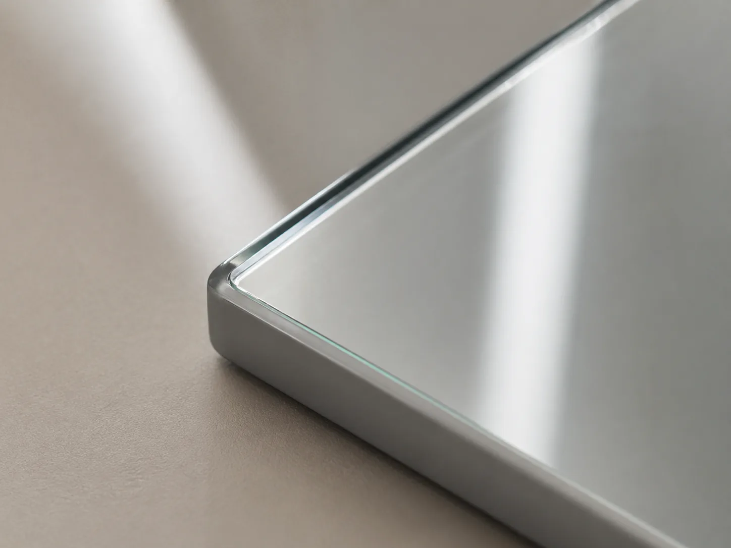 Smooth mirror edge quality detail