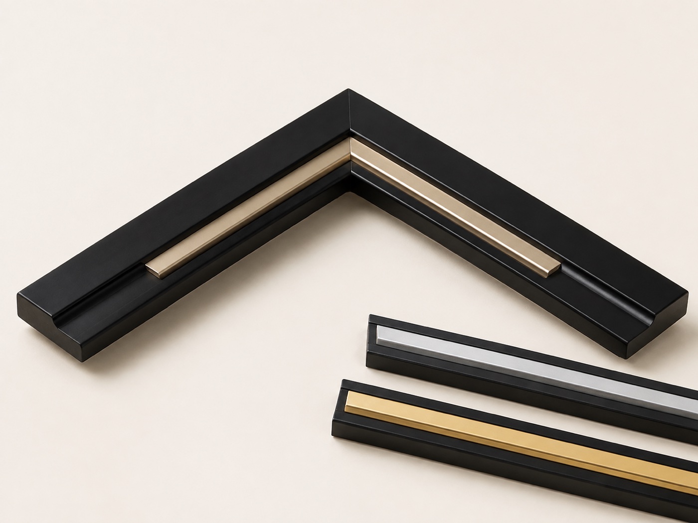 Studio presentation of the FA006 linear black and metallic-look PS moulding direction